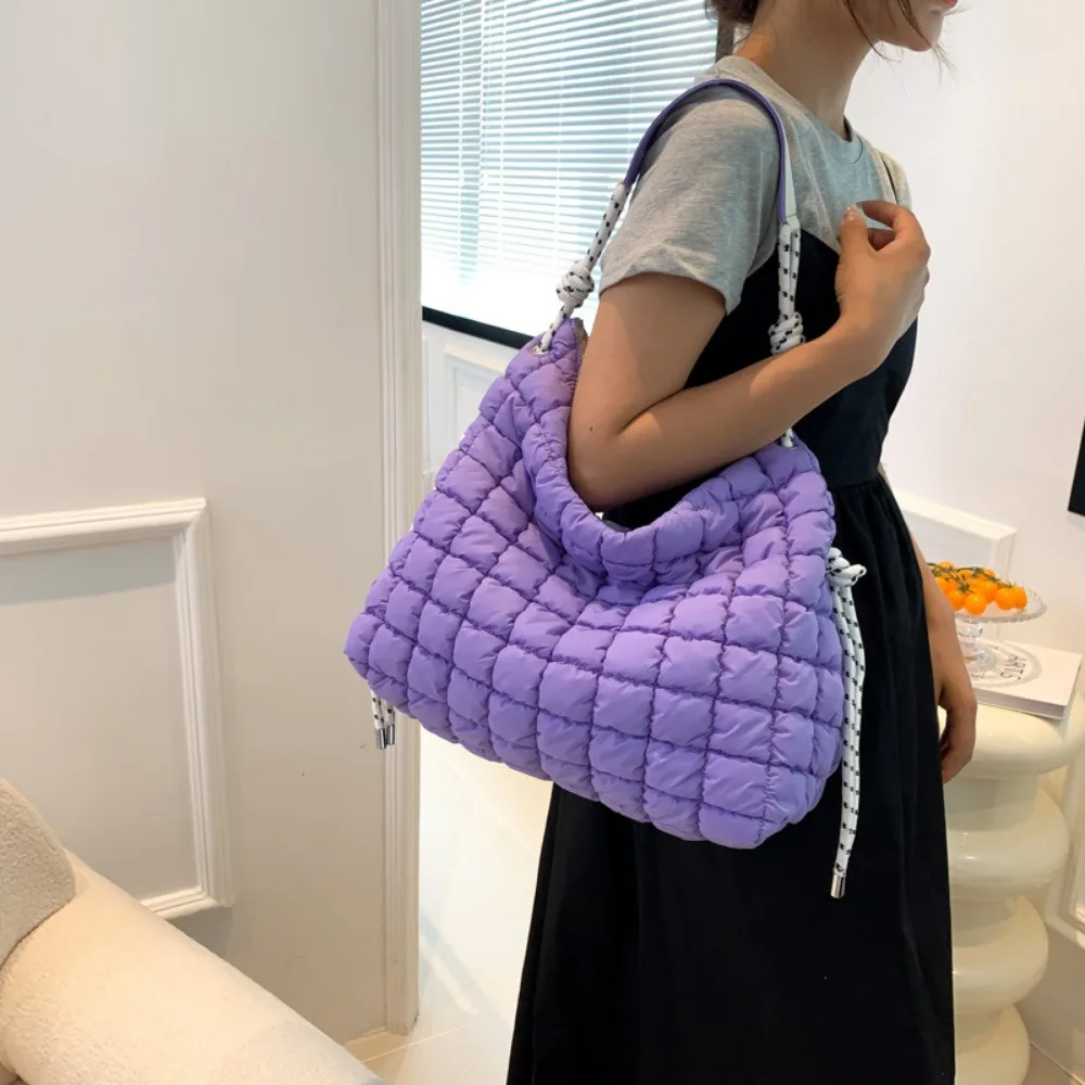 Luxury Bags That Are Vegan - Wegańskie puchowe plisowane torby na ramię