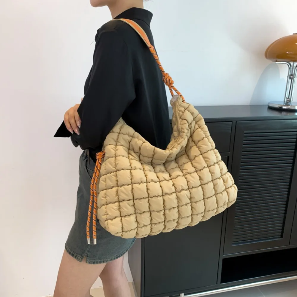 Wegańskie puchowe plisowane to – Luxury Bags That Are Vegan recenzja i cena