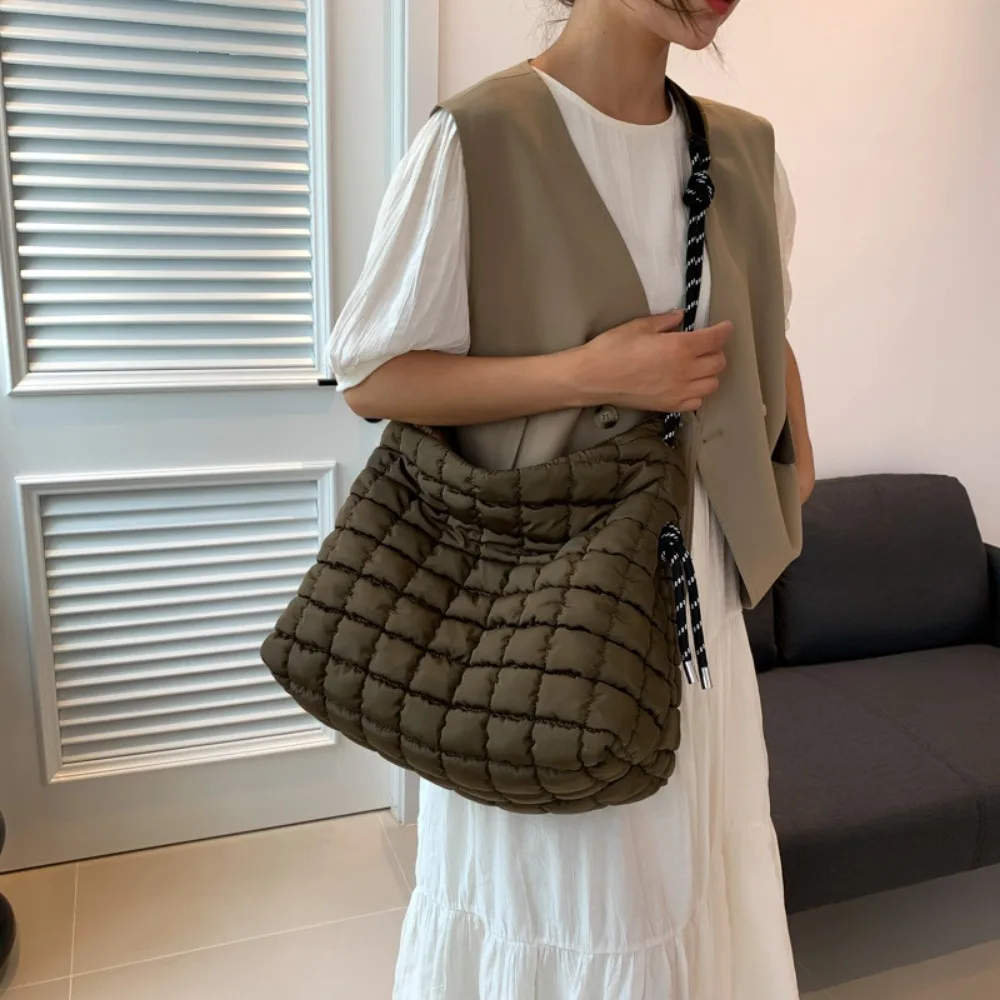 Wegańskie puchowe plisowane to – Luxury Bags That Are Vegan recenzja i cena