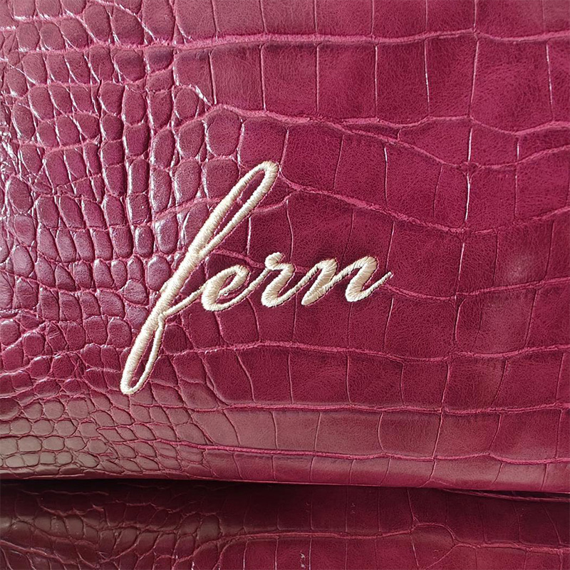 Haftowana kosmetyczka Croc, pe – Luxury Bags That Are Vegan recenzja i cena